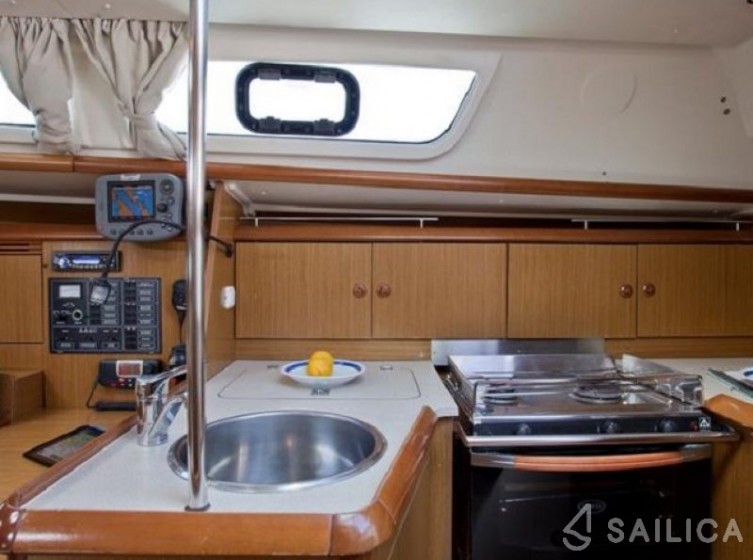 Sun Odyssey 32i - Yacht Charter Sailica