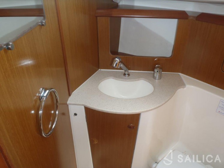 Sun Odyssey 32i - Yacht Charter Sailica