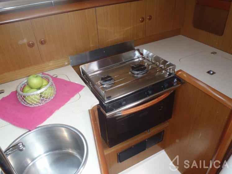 Sun Odyssey 32i - Yacht Charter Sailica