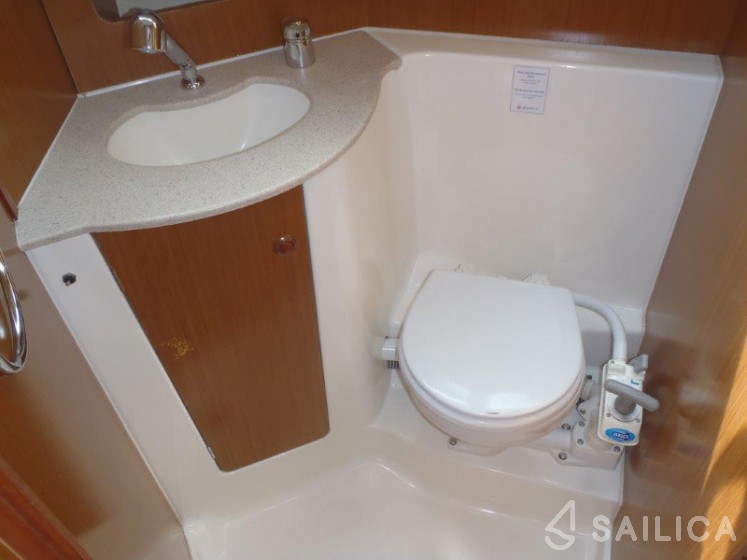 Sun Odyssey 32i - Yacht Charter Sailica