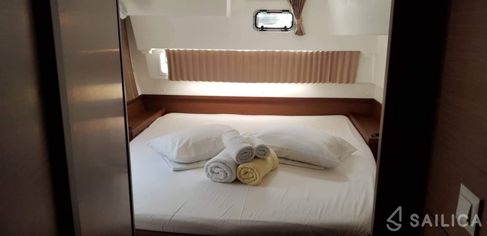 Lagoon 42 - Yacht Charter Sailica