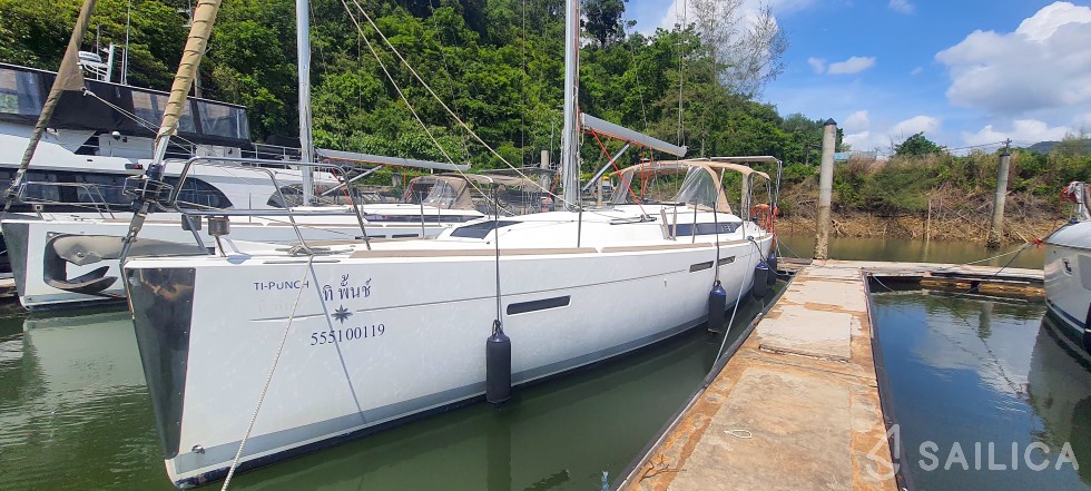 Oceanis 54 - Yacht Charter Sailica