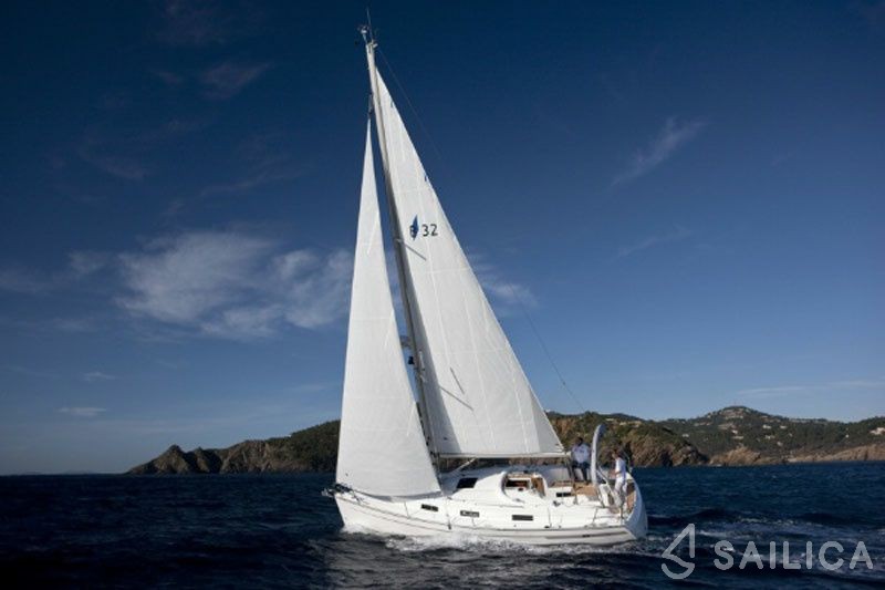 Bavaria 32 Cruiser - Yacht Charter Sailica