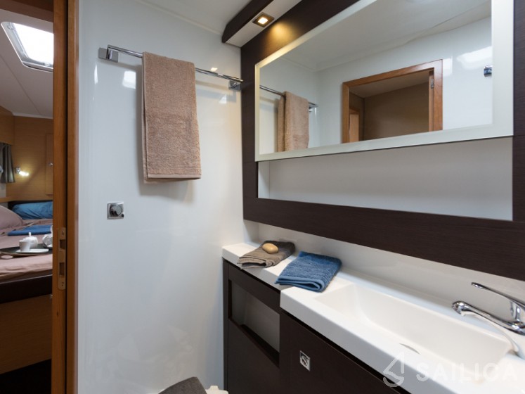 Helia 44 - Yacht Charter Sailica