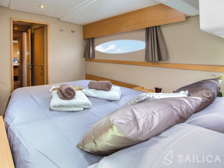 Helia 44 - Yacht Charter Sailica