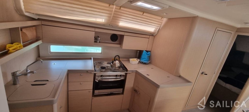 Oceanis 40.1 - Yacht Charter Sailica
