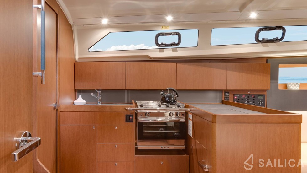 Sunsail 424 - Yacht Charter Sailica