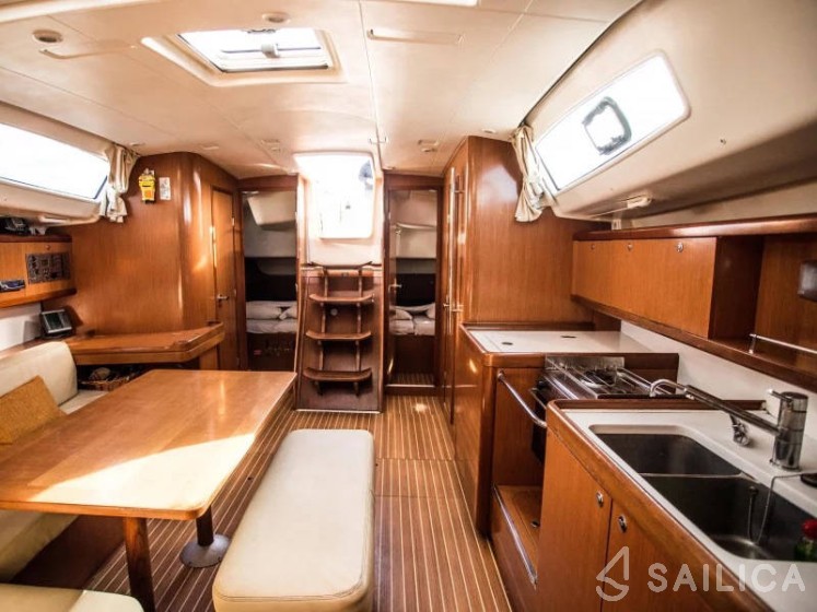 Oceanis 43 - Yacht Charter Sailica