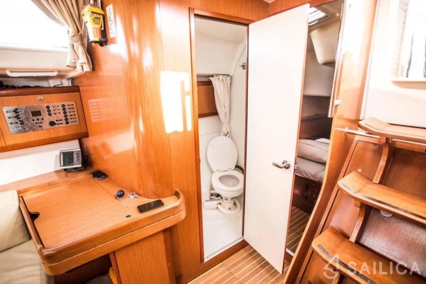 Oceanis 43 - Yacht Charter Sailica