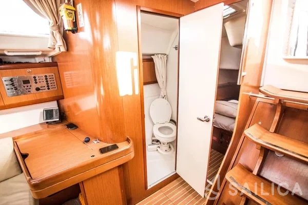 Oceanis 43 - Yacht Charter Sailica