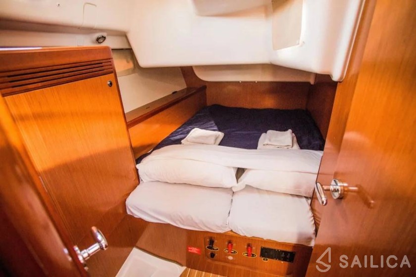 Oceanis 43 - Yacht Charter Sailica