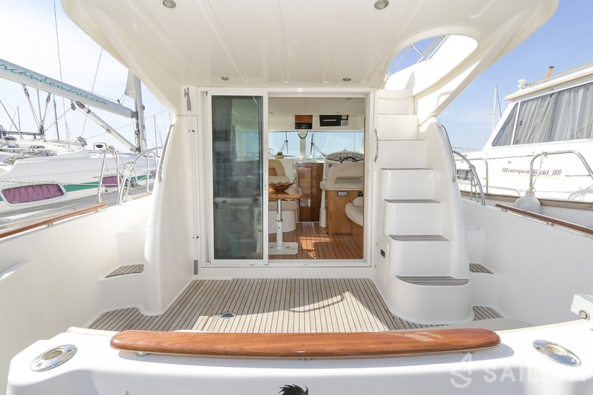 Prestige 32 - Yacht Charter Sailica