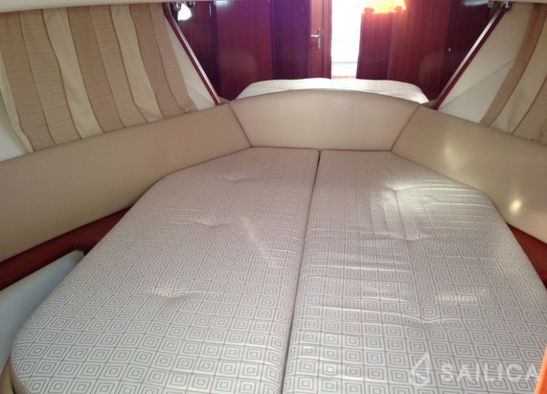 Prestige 32 - Yacht Charter Sailica
