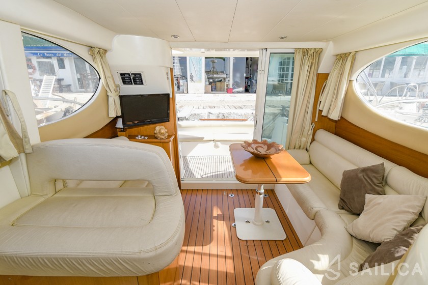 Prestige 32 - Yacht Charter Sailica