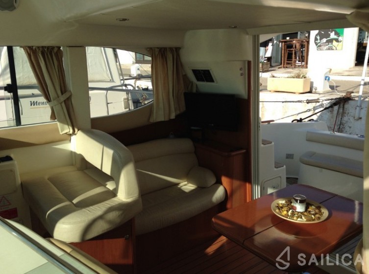 Prestige 32 - Yacht Charter Sailica