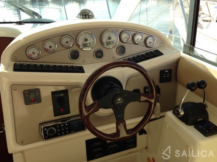 Prestige 32 - Yacht Charter Sailica