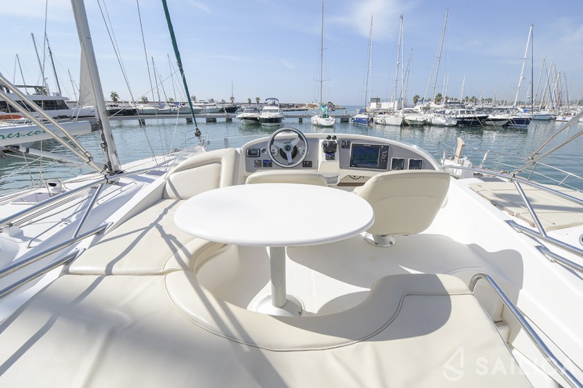 Prestige 32 - Yacht Charter Sailica