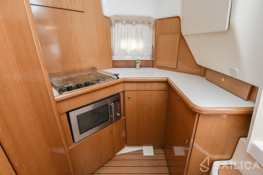 Prestige 32 - Yacht Charter Sailica