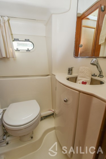 Prestige 32 - Yacht Charter Sailica