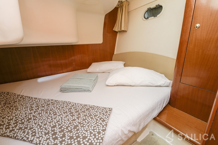 Prestige 32 - Yacht Charter Sailica