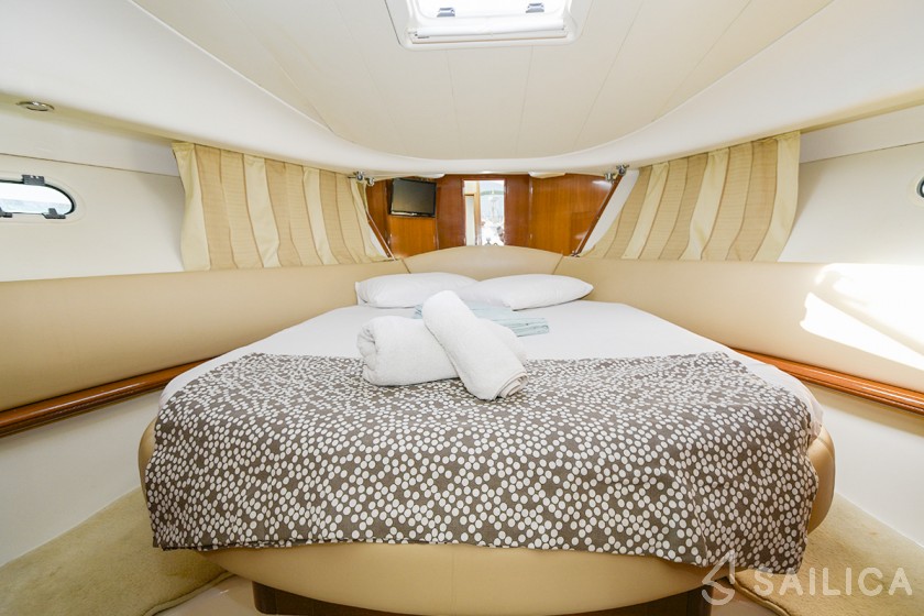 Prestige 32 - Yacht Charter Sailica