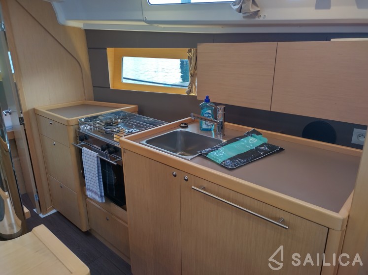 Oceanis 35 - Yacht Charter Sailica