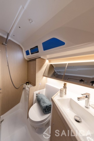 Oceanis 40.1 - Yacht Charter Sailica
