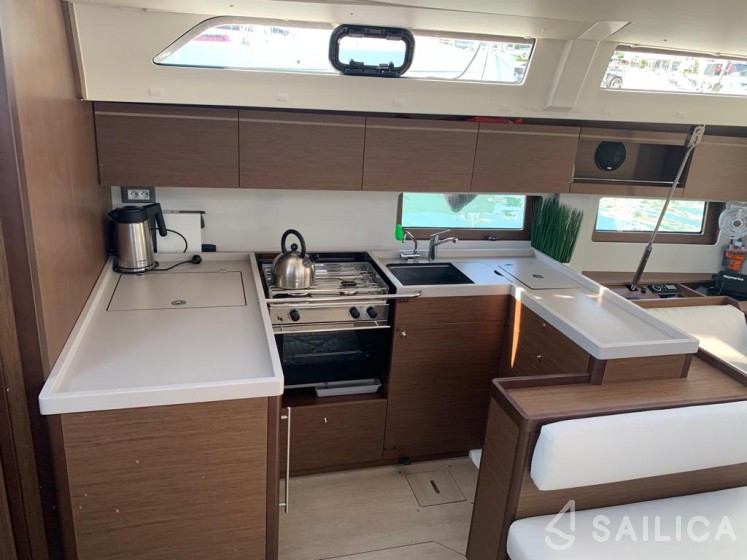 Oceanis 51.1 - Yacht Charter Sailica