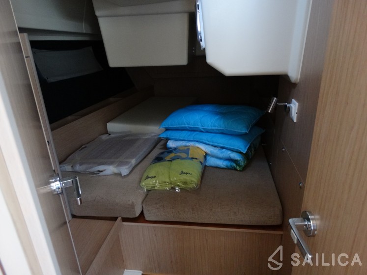 Oceanis 41.1 - Yacht Charter Sailica