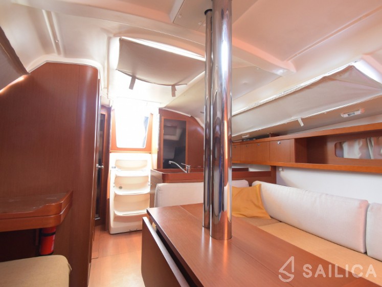 Oceanis 34 - Yacht Charter Sailica