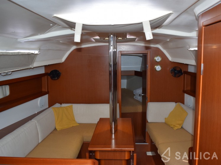 Oceanis 34 - Yacht Charter Sailica