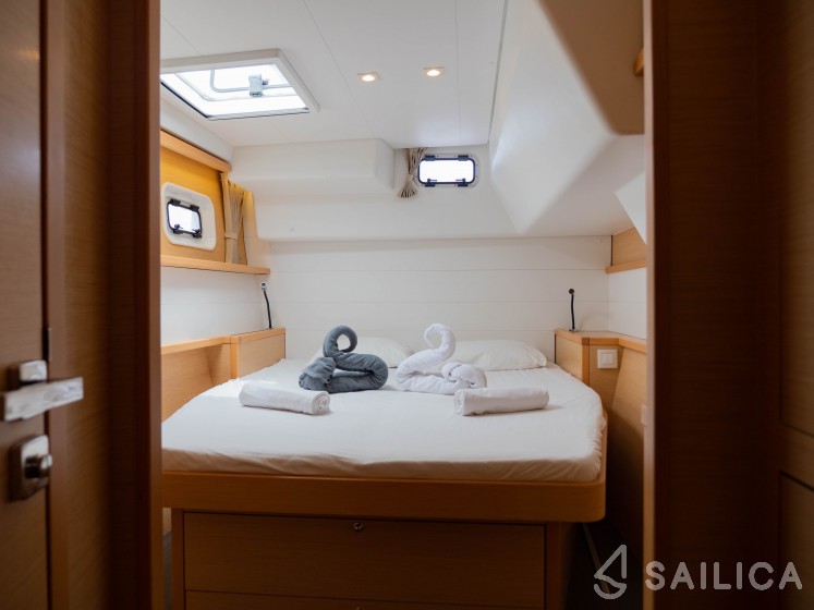 Lagoon 450  Flybridge - Yacht Charter Sailica