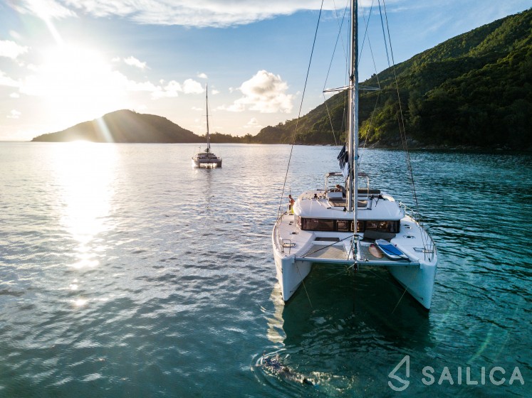 Lagoon 450  Flybridge - Yacht Charter Sailica