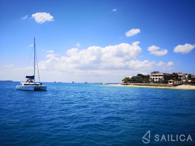 Lagoon 450  Flybridge - Yacht Charter Sailica