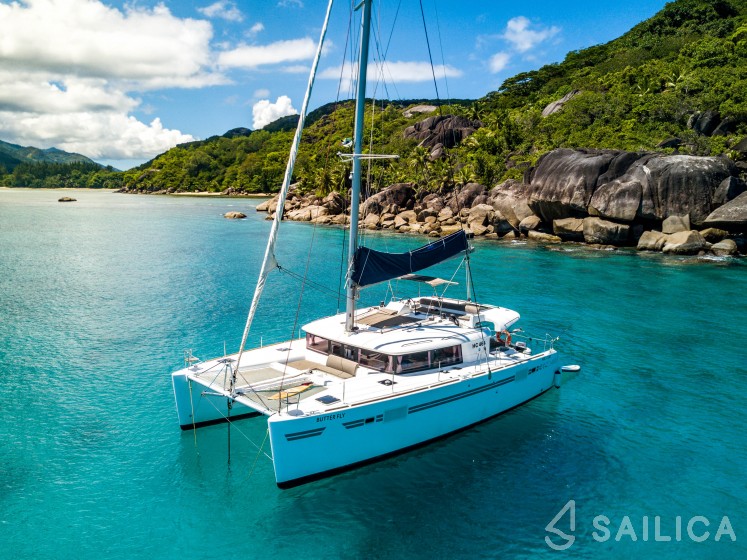 Lagoon 450  Flybridge - Yacht Charter Sailica