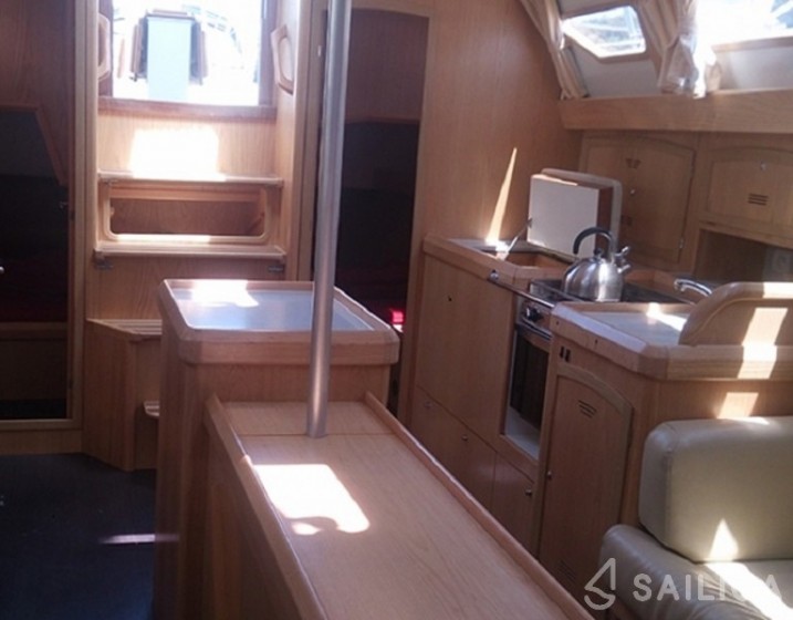 Ovni 395 - Yacht Charter Sailica