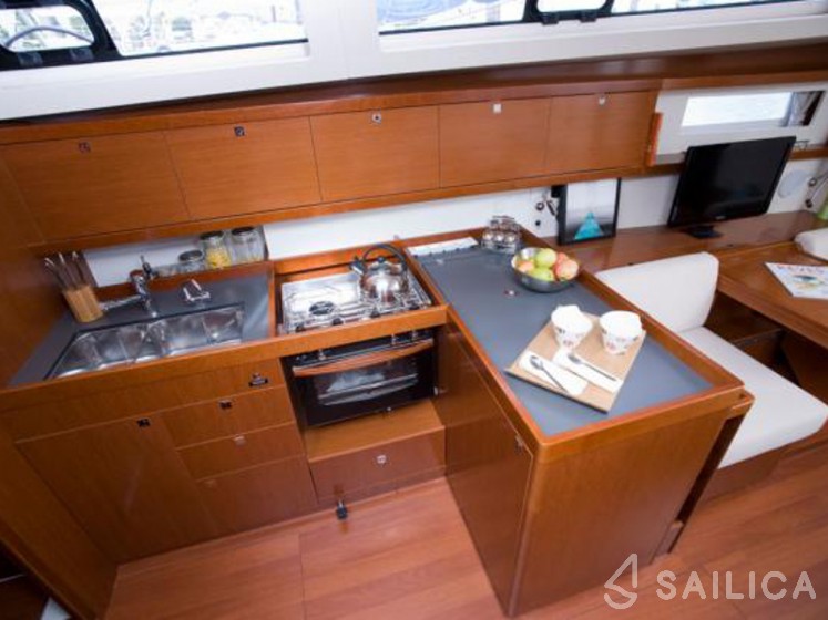 Oceanis 41 - Yacht Charter Sailica