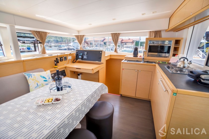 Lagoon 400 S2 - Yacht Charter Sailica