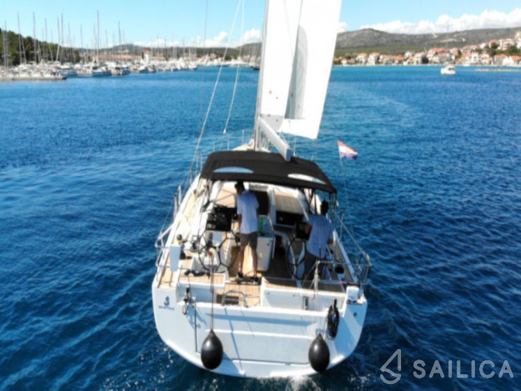 Oceanis 51.1 - Yacht Charter Sailica