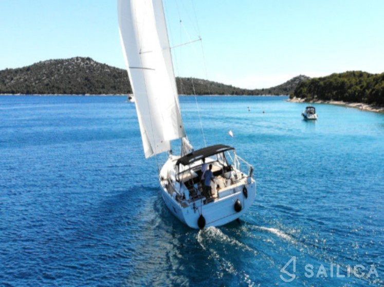 Oceanis 51.1 - Yacht Charter Sailica