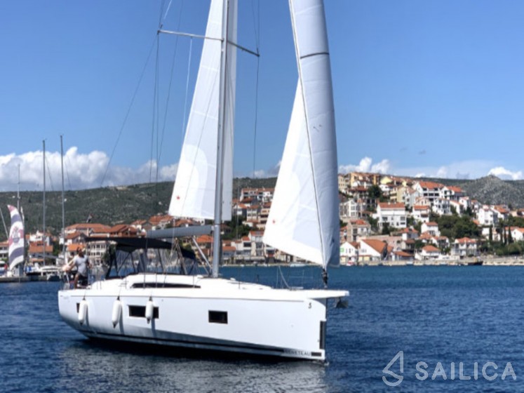 Oceanis 51.1 - Yacht Charter Sailica