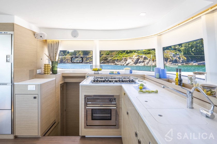 Lagoon 43 Power - Yacht Charter Sailica