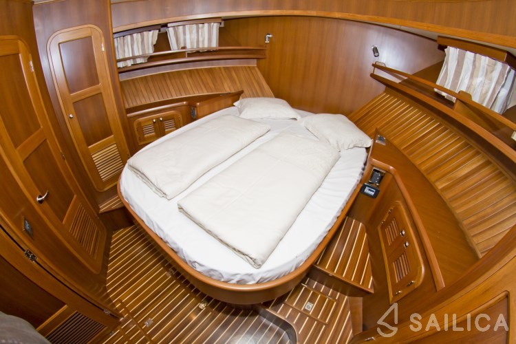Adagio Europa 51.5 - Yacht Charter Sailica