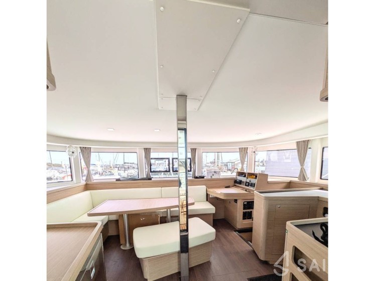 Lagoon 42 - Yacht Charter Sailica