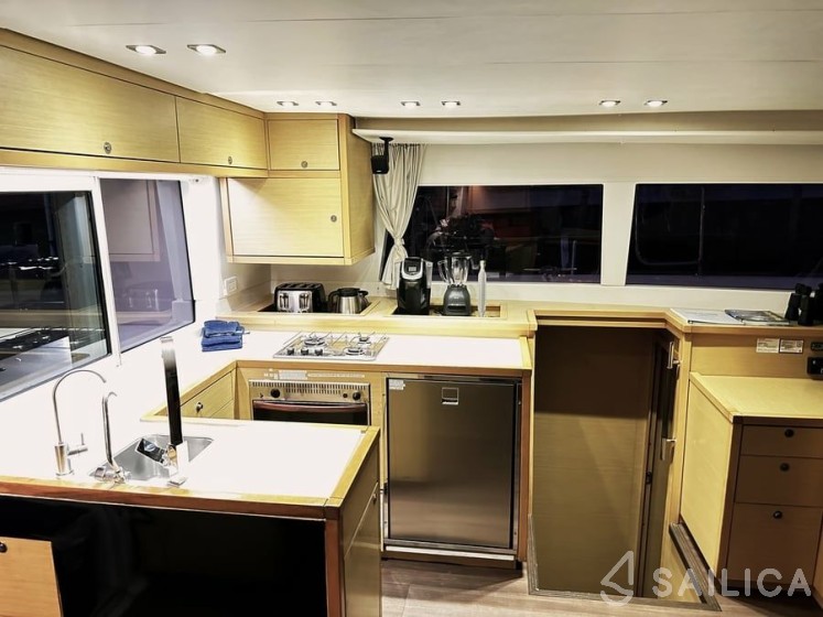 Lagoon 450 - Yacht Charter Sailica