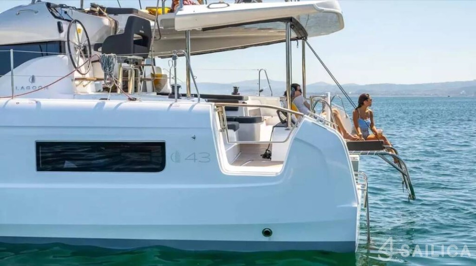 Lagoon 43 Power - Yacht Charter Sailica