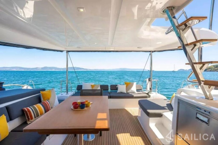 Lagoon 43 Power - Yacht Charter Sailica