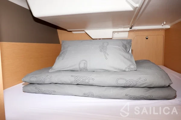 Oceanis 38.1 - Yacht Charter Sailica