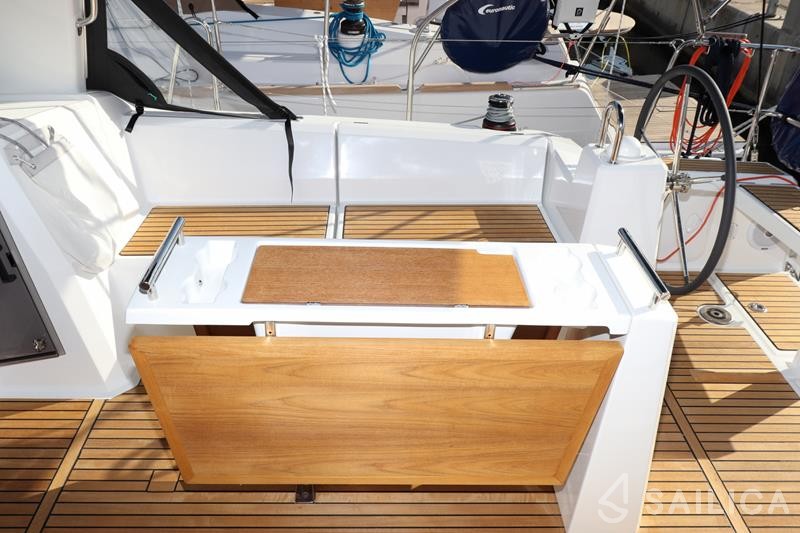 Oceanis 38.1 - Yacht Charter Sailica