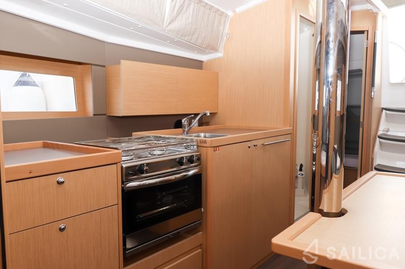 Oceanis 38.1 - Yacht Charter Sailica